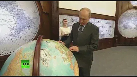 Владимир Путин подписал глобус Русского географического общества