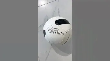 Криштиану Роналду мяч с автографом