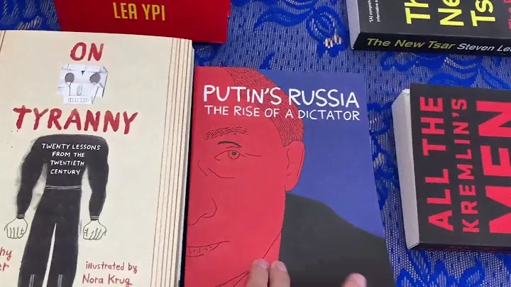 Автограф сессия Путина в книжном магазине.