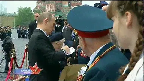 Путин раздаёт автографы по просьбе ветеранов